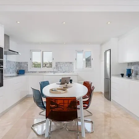 Deluxe 2 Bed Apartment *